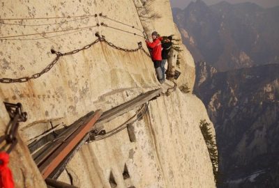 Salah satu jalur ekstrem di Gunung huashan (foto:skiingthesilkroad.com)